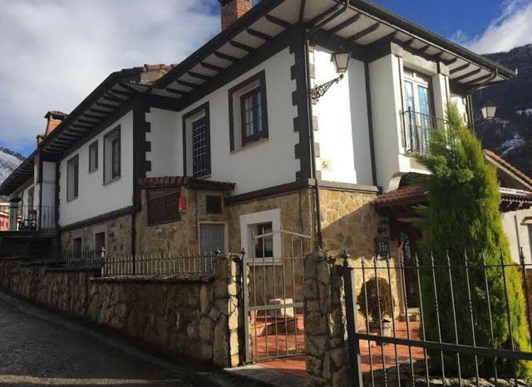 Hotel Restaurante La Carasca Orle Екстер'єр фото