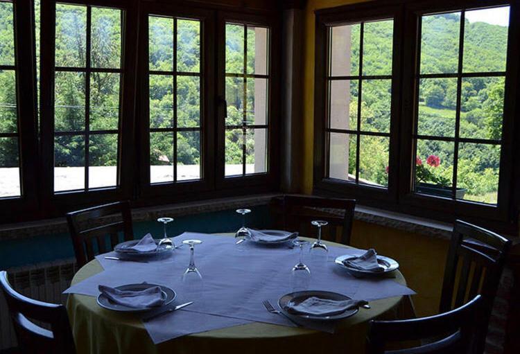Hotel Restaurante La Carasca Orle Екстер'єр фото