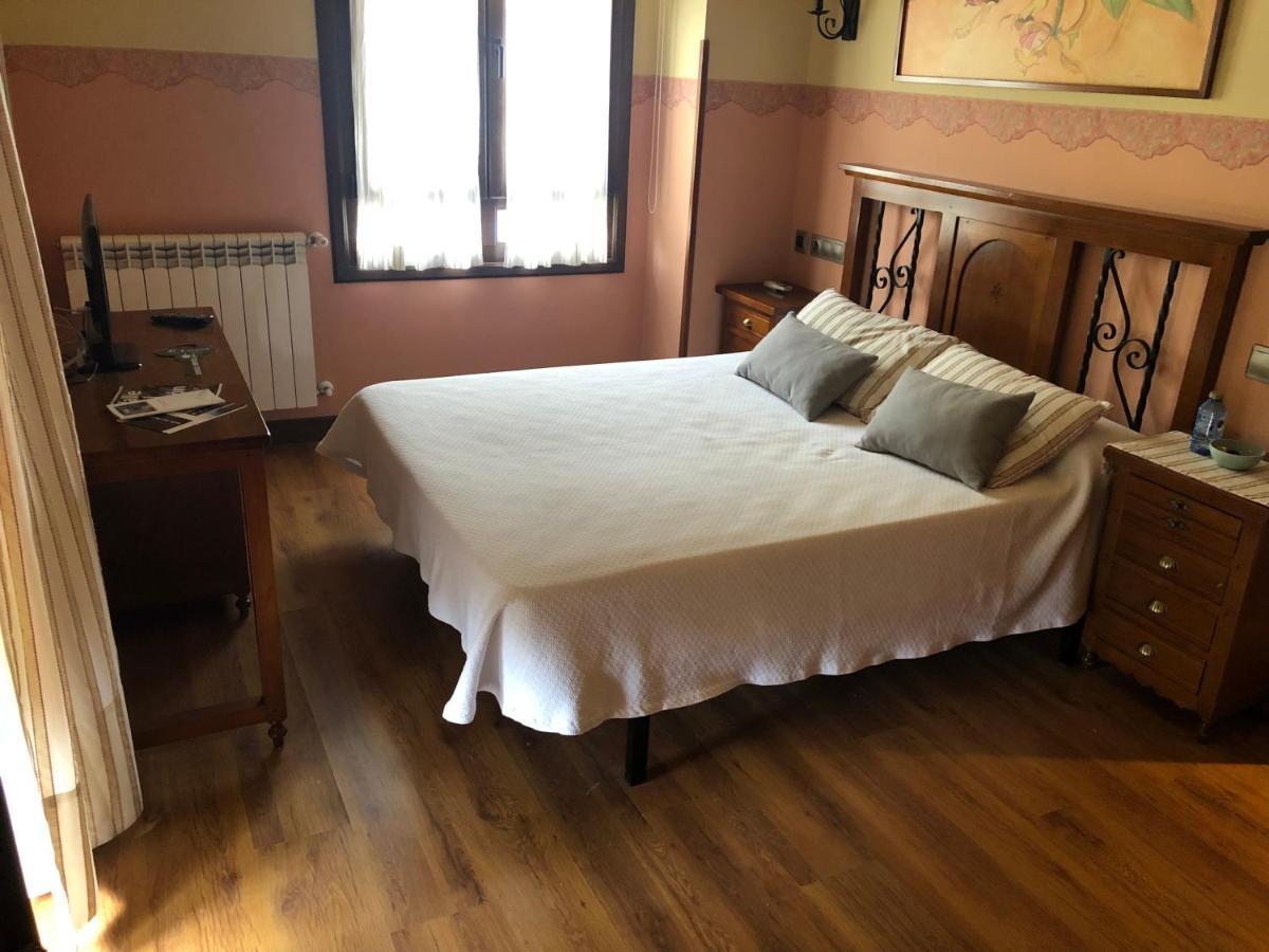 Hotel Restaurante La Carasca Orle Екстер'єр фото