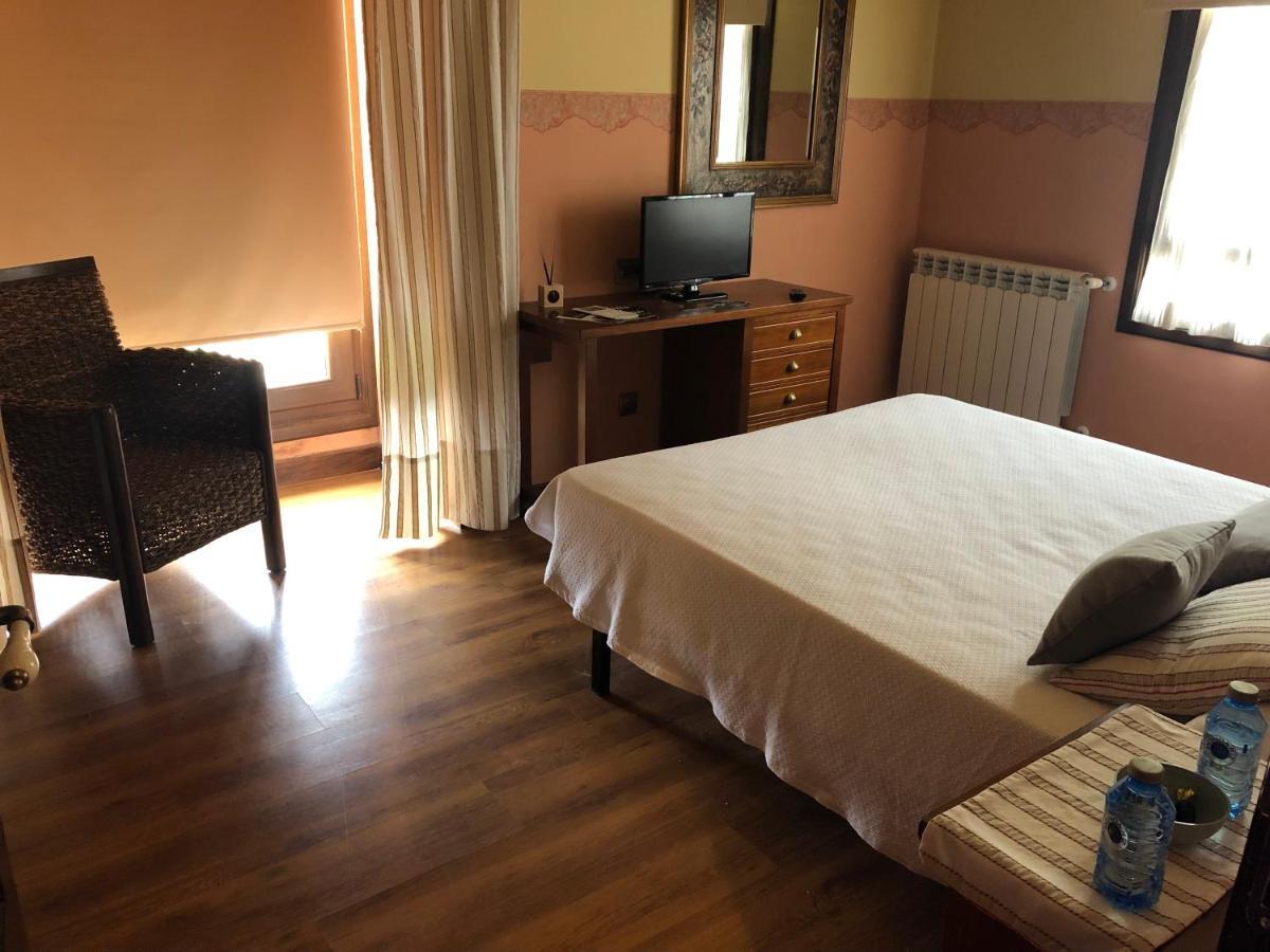 Hotel Restaurante La Carasca Orle Екстер'єр фото