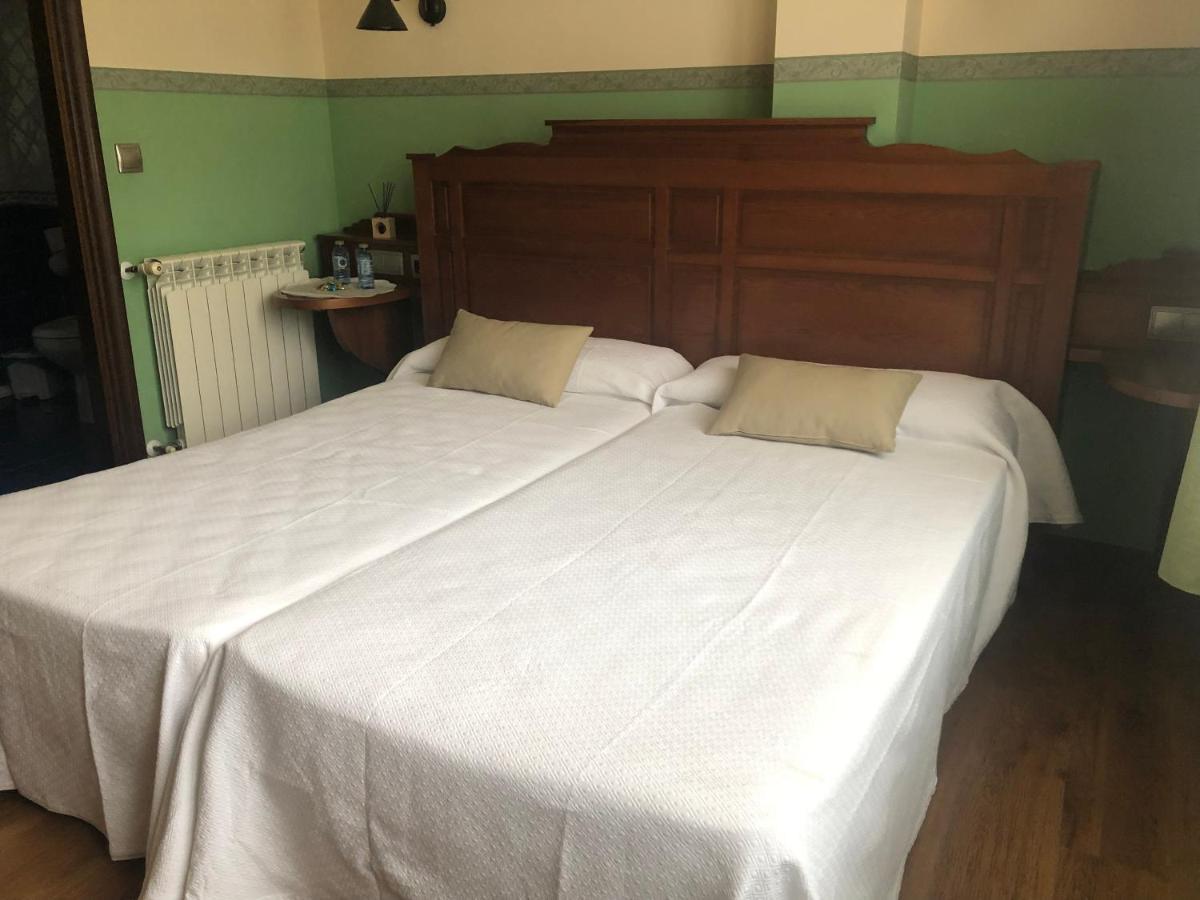 Hotel Restaurante La Carasca Orle Екстер'єр фото