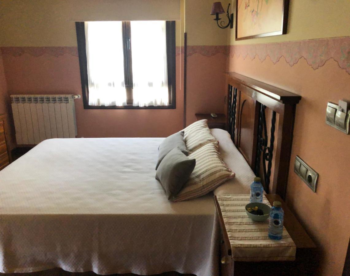 Hotel Restaurante La Carasca Orle Екстер'єр фото